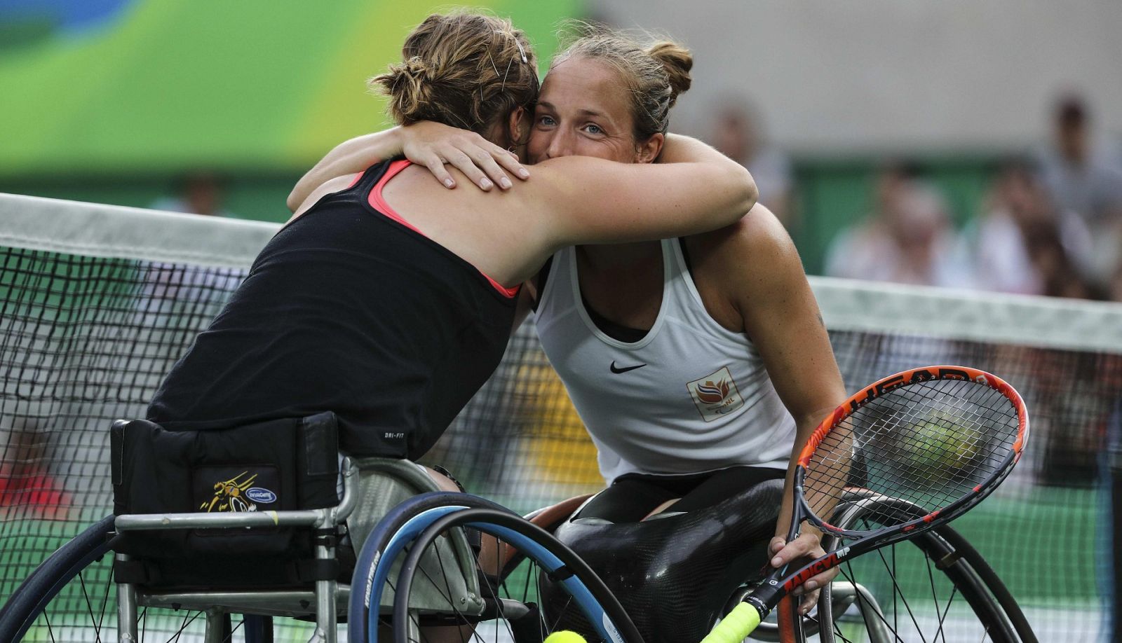 Las tenistas holandesas Jiske Griffioen se funde en un abrazo junto a su compatriota Aniek Van Koot tras la final de tenis femenino individual