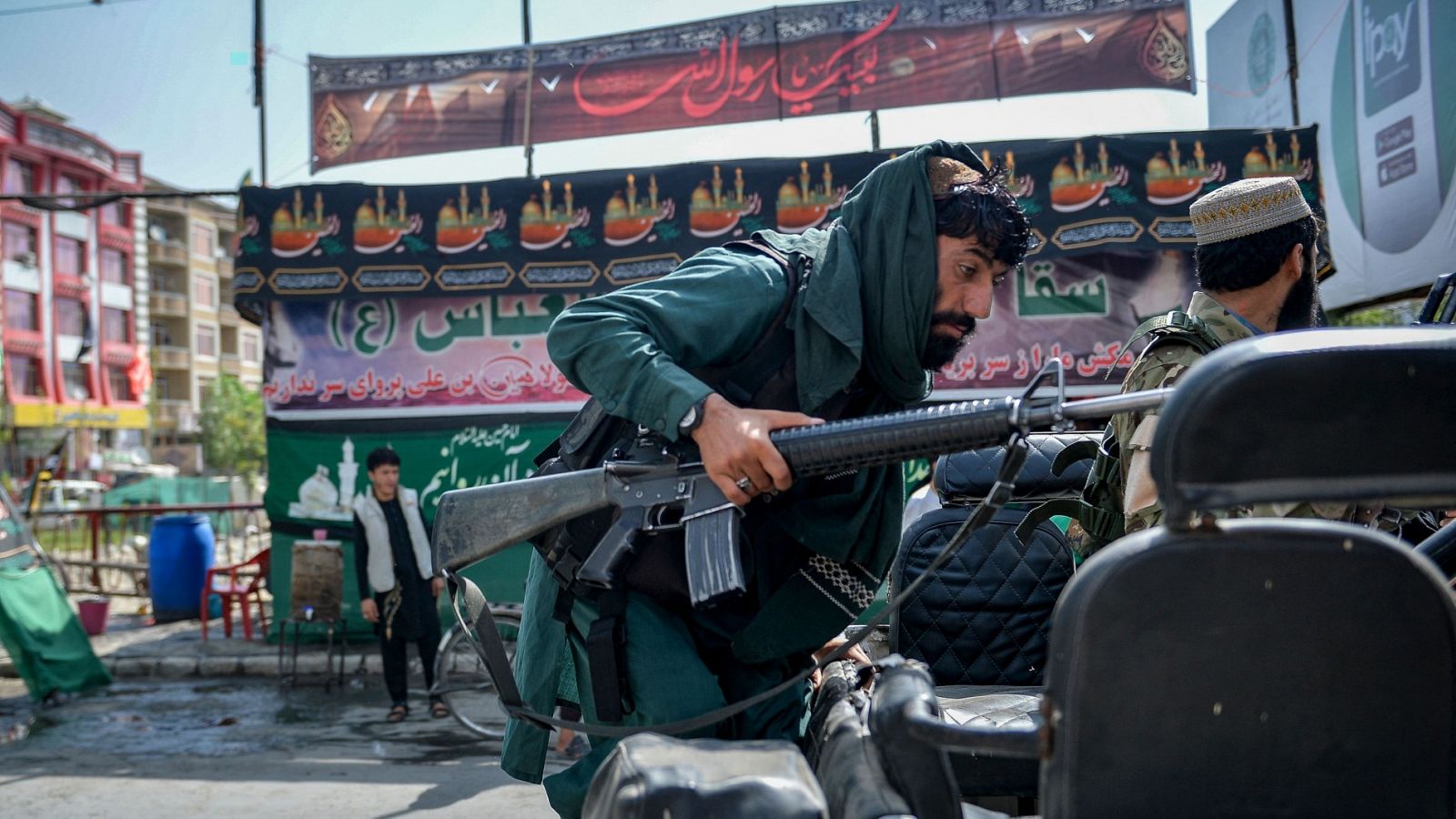 Un combatiente talibán sube a un vehículo en Kabul