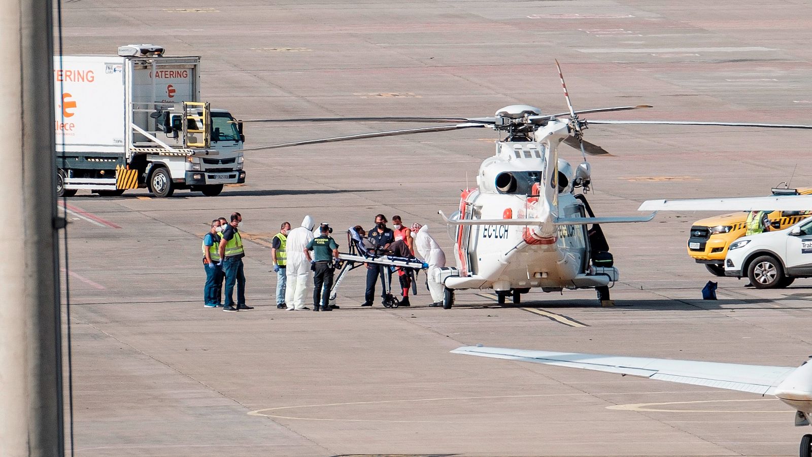 Momento en el que una mujer es evacuada en helicóptero tras ser rescatada este jueves en Telde, Gran Canaria.