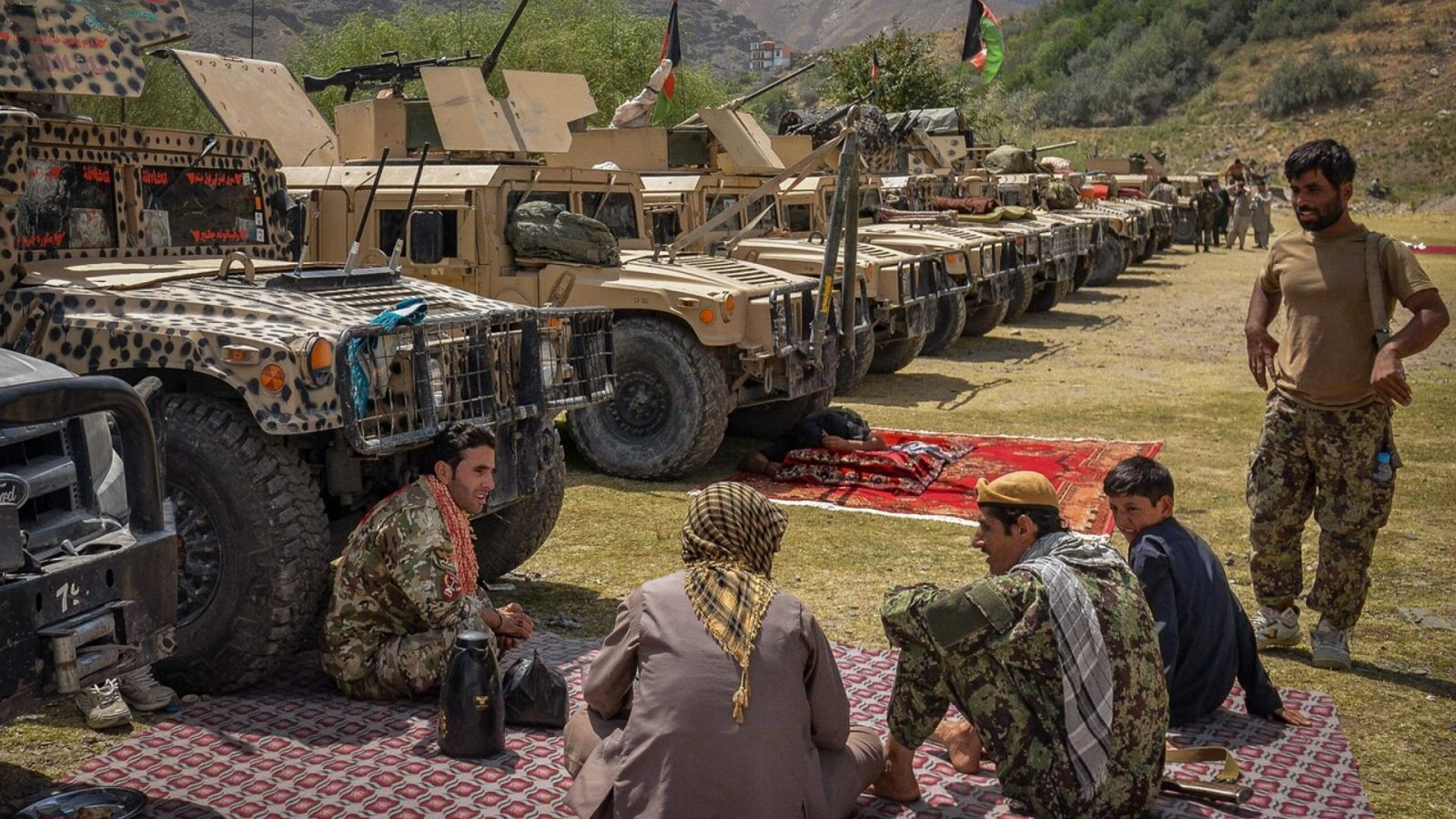 Hombres armados que apoyan al Ejército afgano y vehículos Humvee en Barazak, valle del Panshir, Afganistán, el 19 de agosto de 2021. Ahmad SAHEL ARMAN / AFP