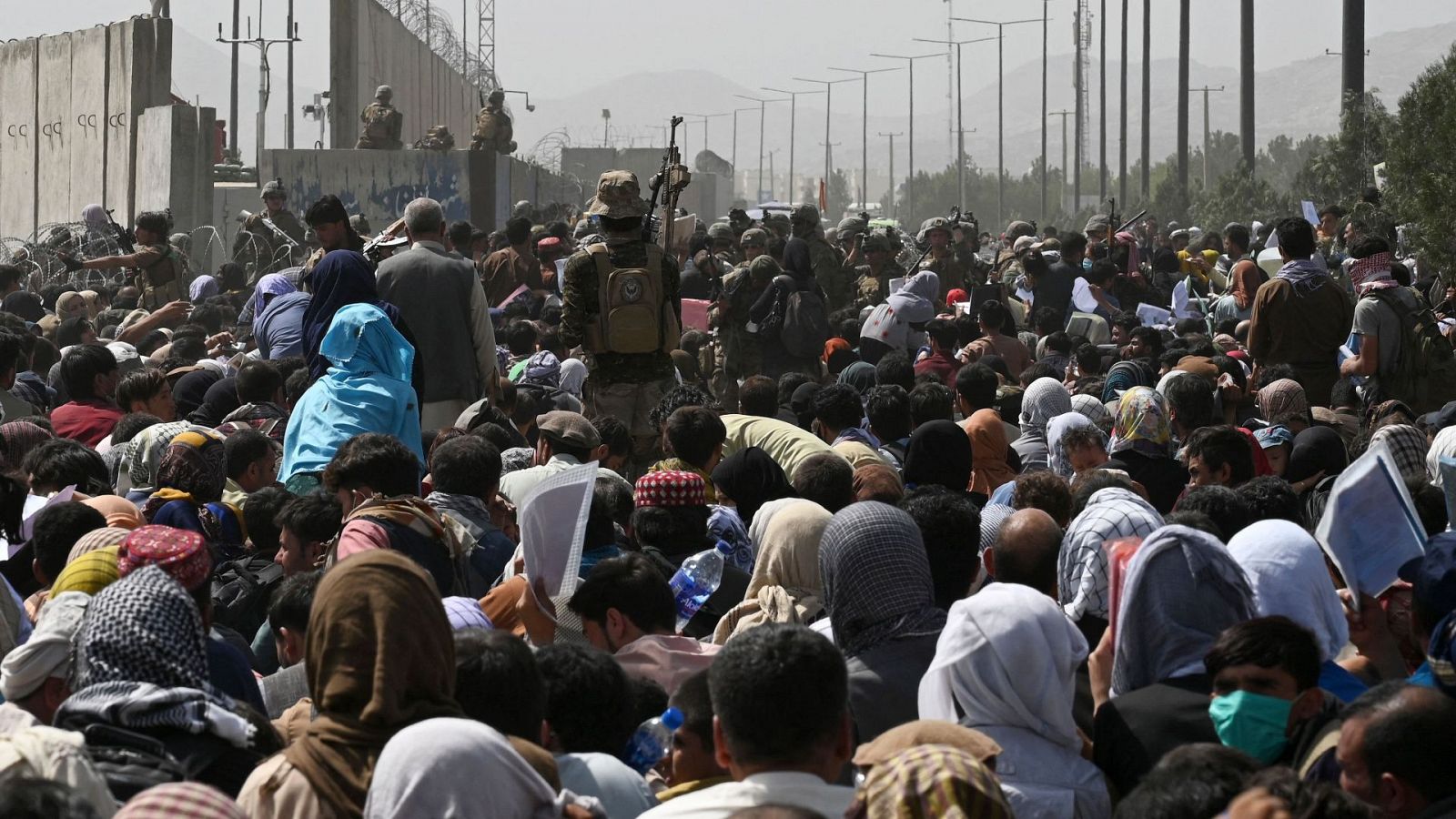 Los afganos se concentran a las afueras del aeropuerto de Kabul con la esperanza de huir del país