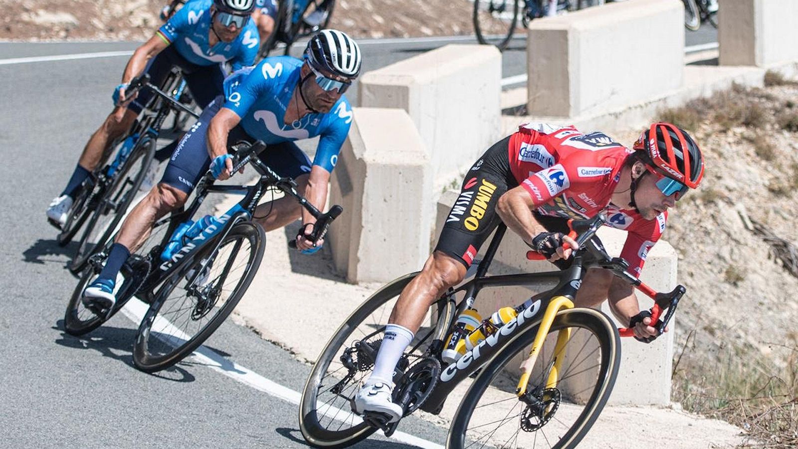 Primoz Roglic liderando el pelotón durante la séptima etapa de la Vuelta 2021.