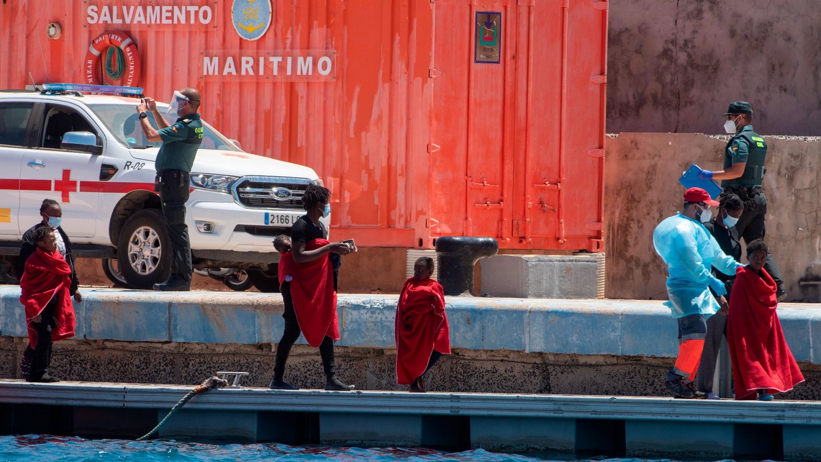 Los rescatados desembarcan en el puerto de Gran Tarajal (Fuerteventura) desde la Salvamar Mízar.