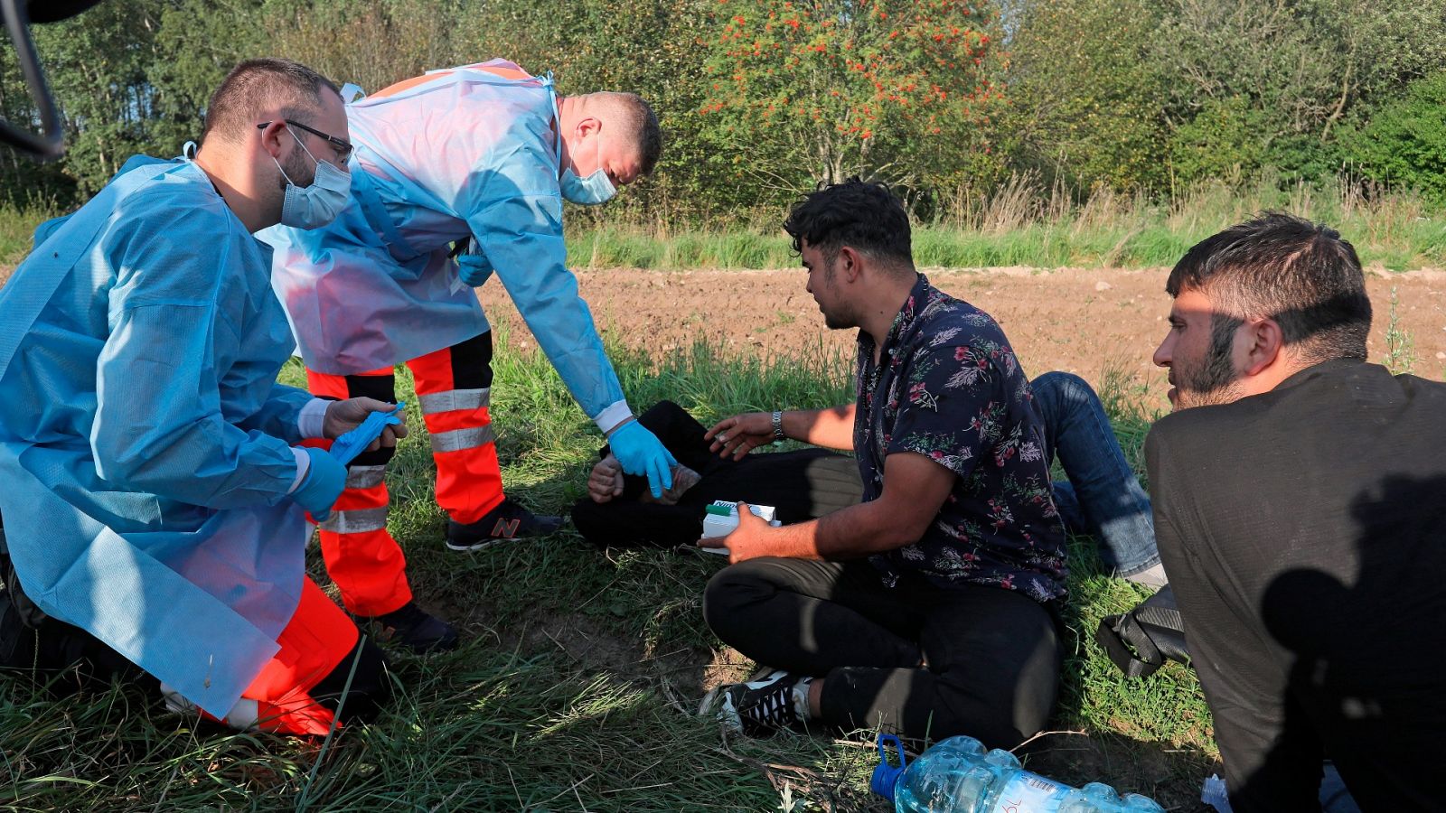 Equipo sanitario asiste a un grupo de refugiados en la frontera entre Bielorrusia y Polonia