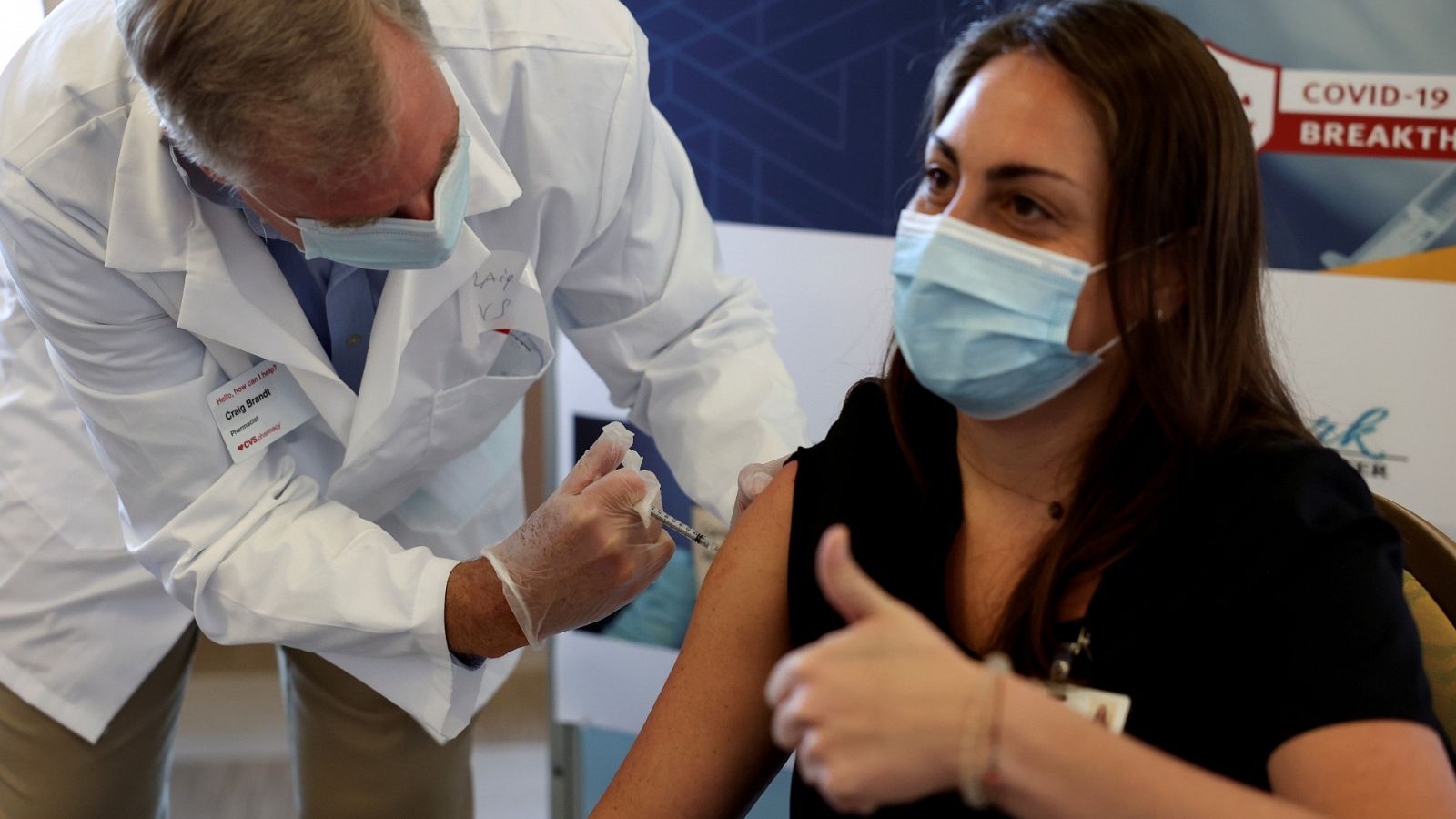 Una trabajadora de un centro de enfermería recibe una vacuna de Pfizer en Brooklyn (Nueva York).