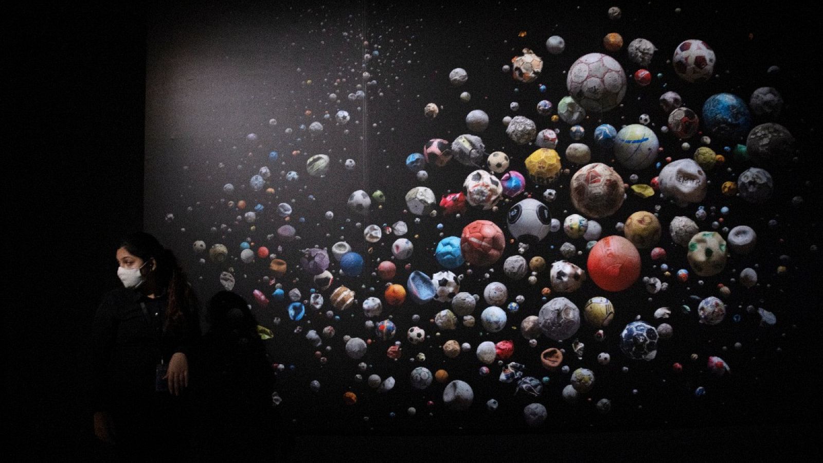 Barker utilizó balones recogidos de playas internacionales para realizar esta fotografía, expuesta en el ArtScience Museum de Singapur en septiembre de 2020