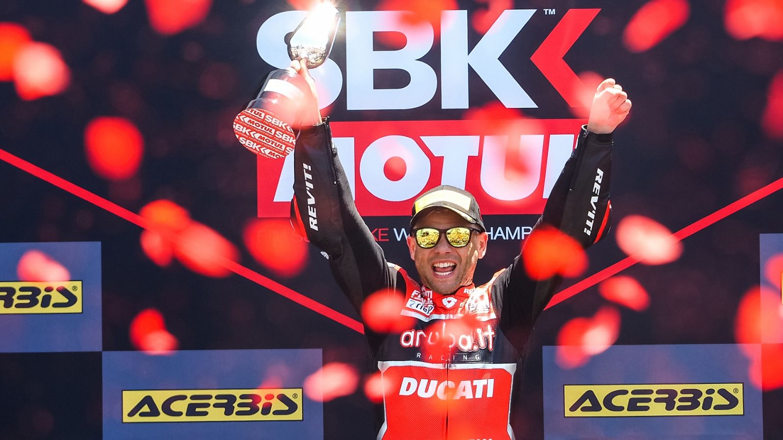 Álvaro Bautista celebra una victoria con Ducati en 2019.