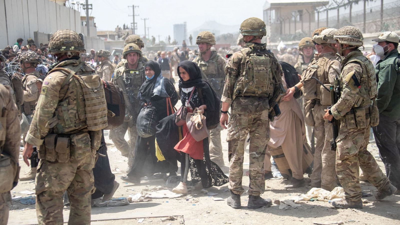 Miembros de las Fuerzas Armadas británicas y estadounidenses trabajando en el aeropuerto de Kabul