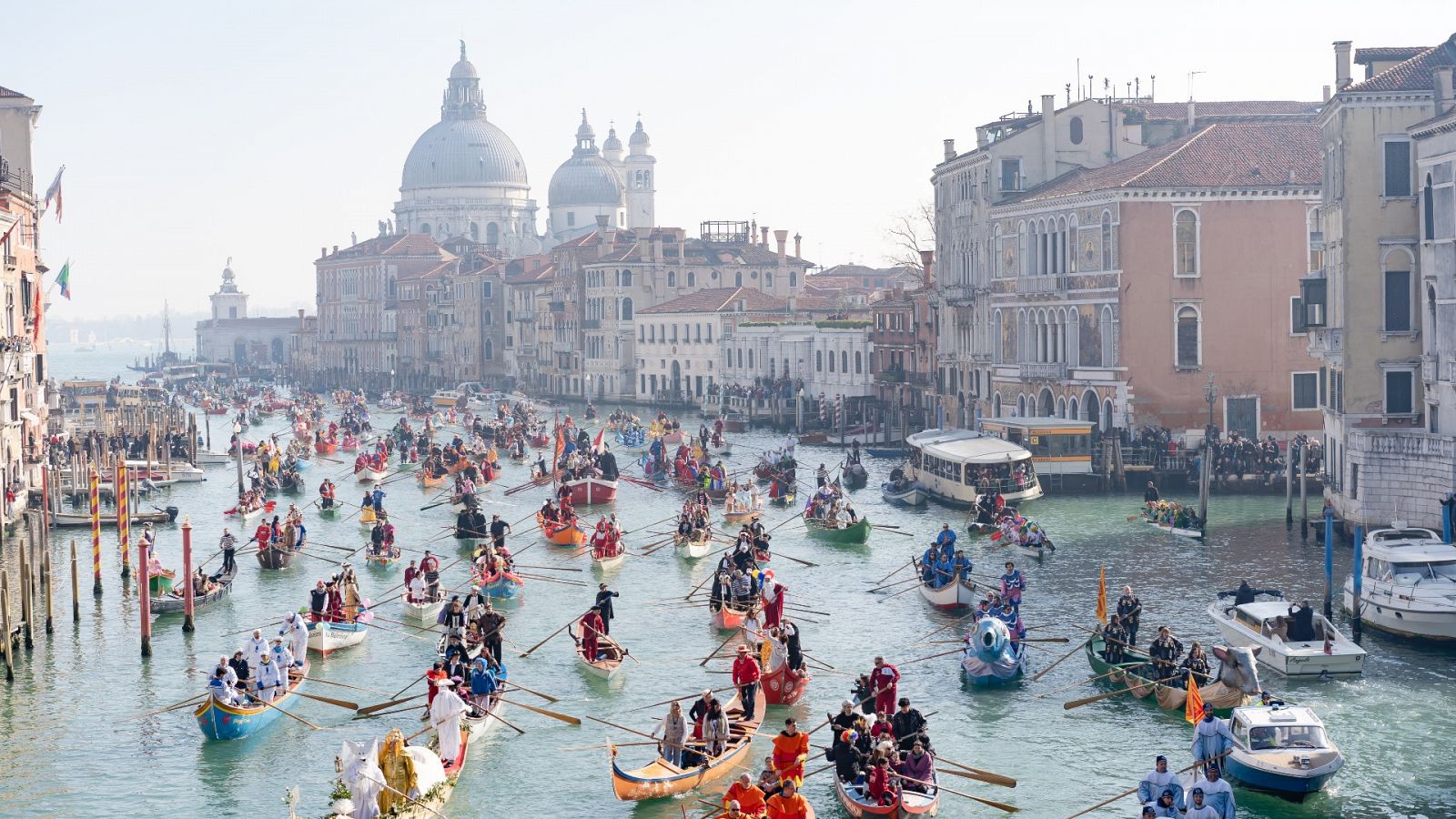 La ciudad de Venecia con varios turistas en góndola, imagen de archivo
