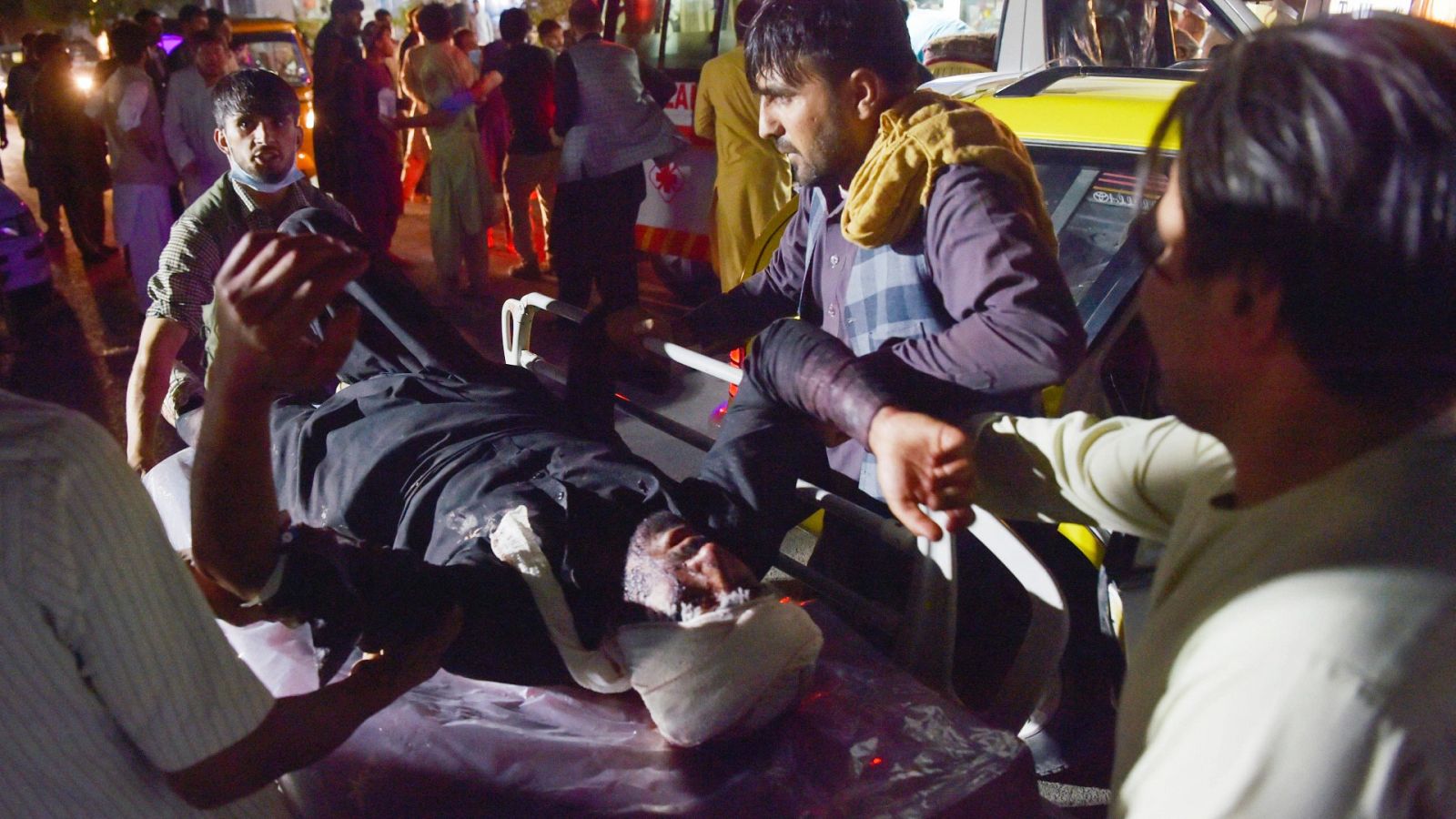 El personal médico atiende a un herido en el atentado de Kabul