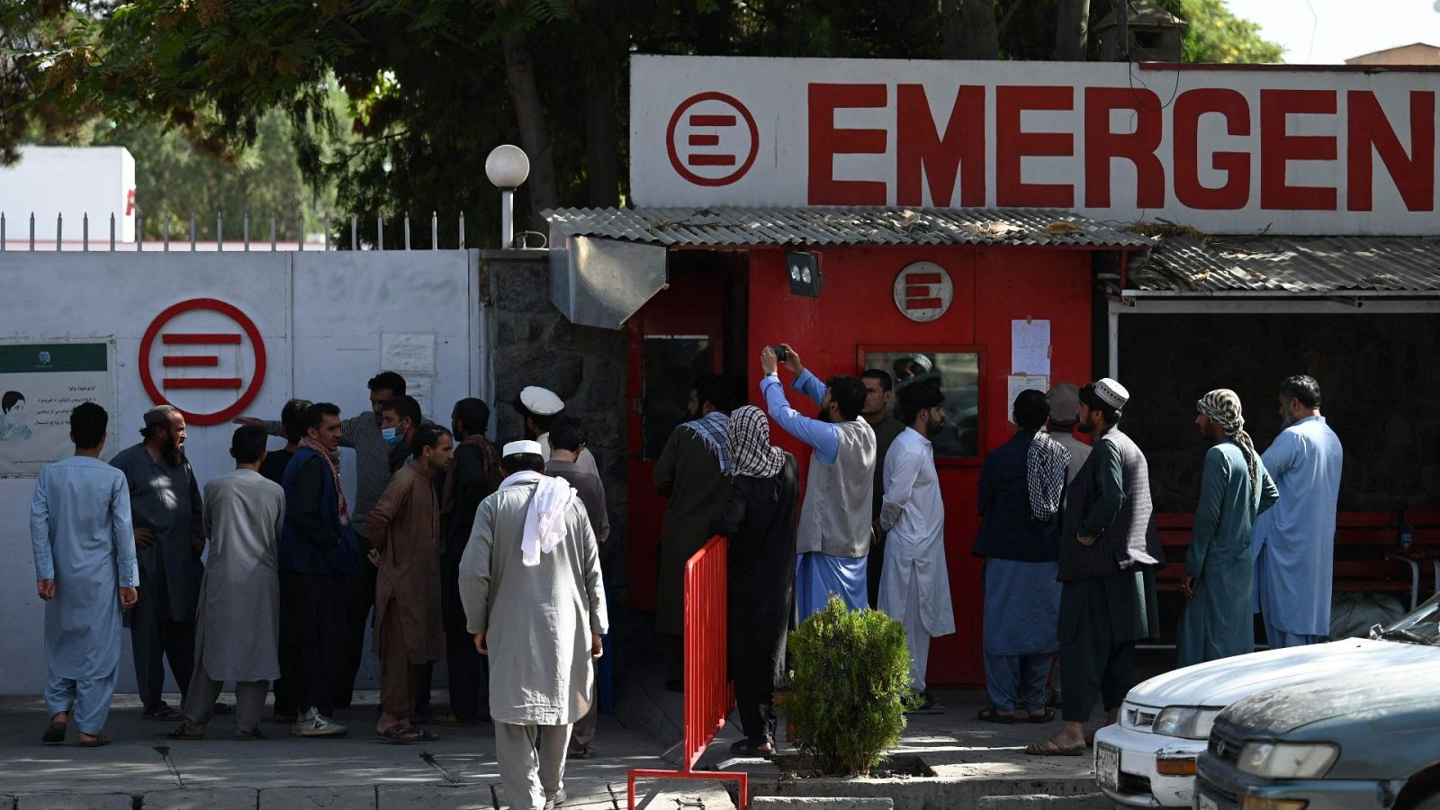 Personas a las puertas de un hospital buscando a personas desaparecidas tras el atentado de Kabul