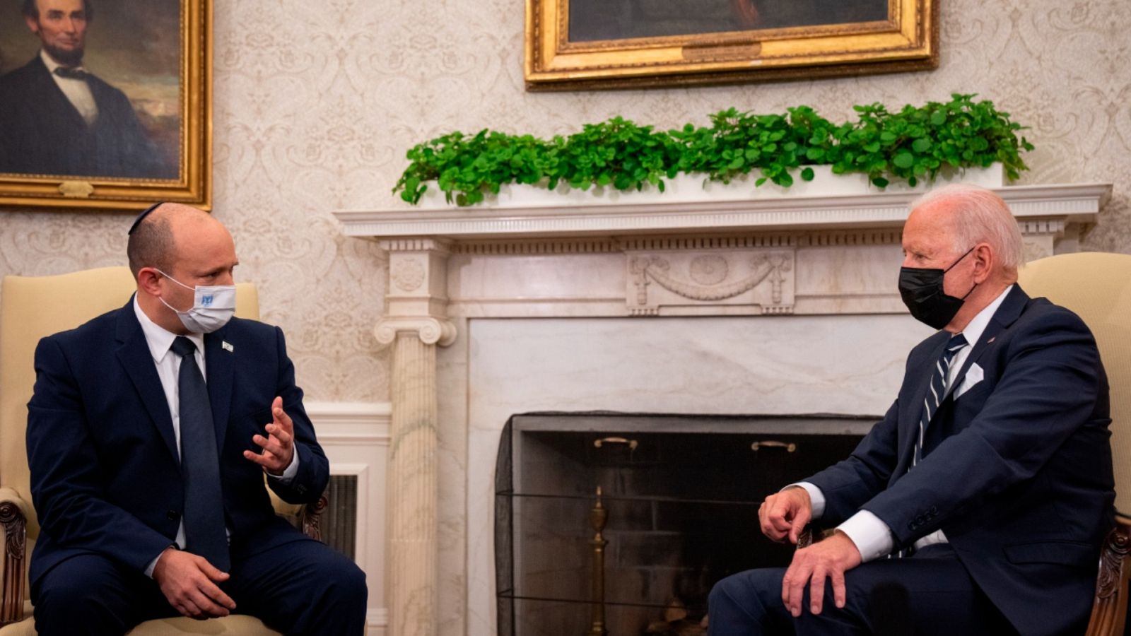 El presidente de Estados Unidos, Joe Biden (d), durante su encuentro con el primer ministro israelí, Naftali Benett (i), en la Casa Blanca el viernes 27 de agosto de 2021.