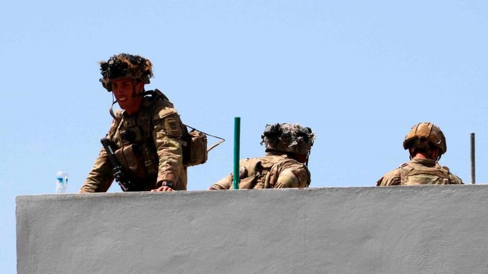 Varios soldados realizan labores de vigilancia en los alrededores del aeropuerto de Kabul