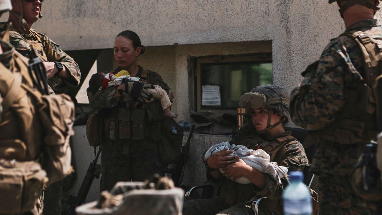 La sargento Nicole Gee junto a otros militares estadounidenses sostiene un bebé durante la evacuación del aeropuerto de Kabul