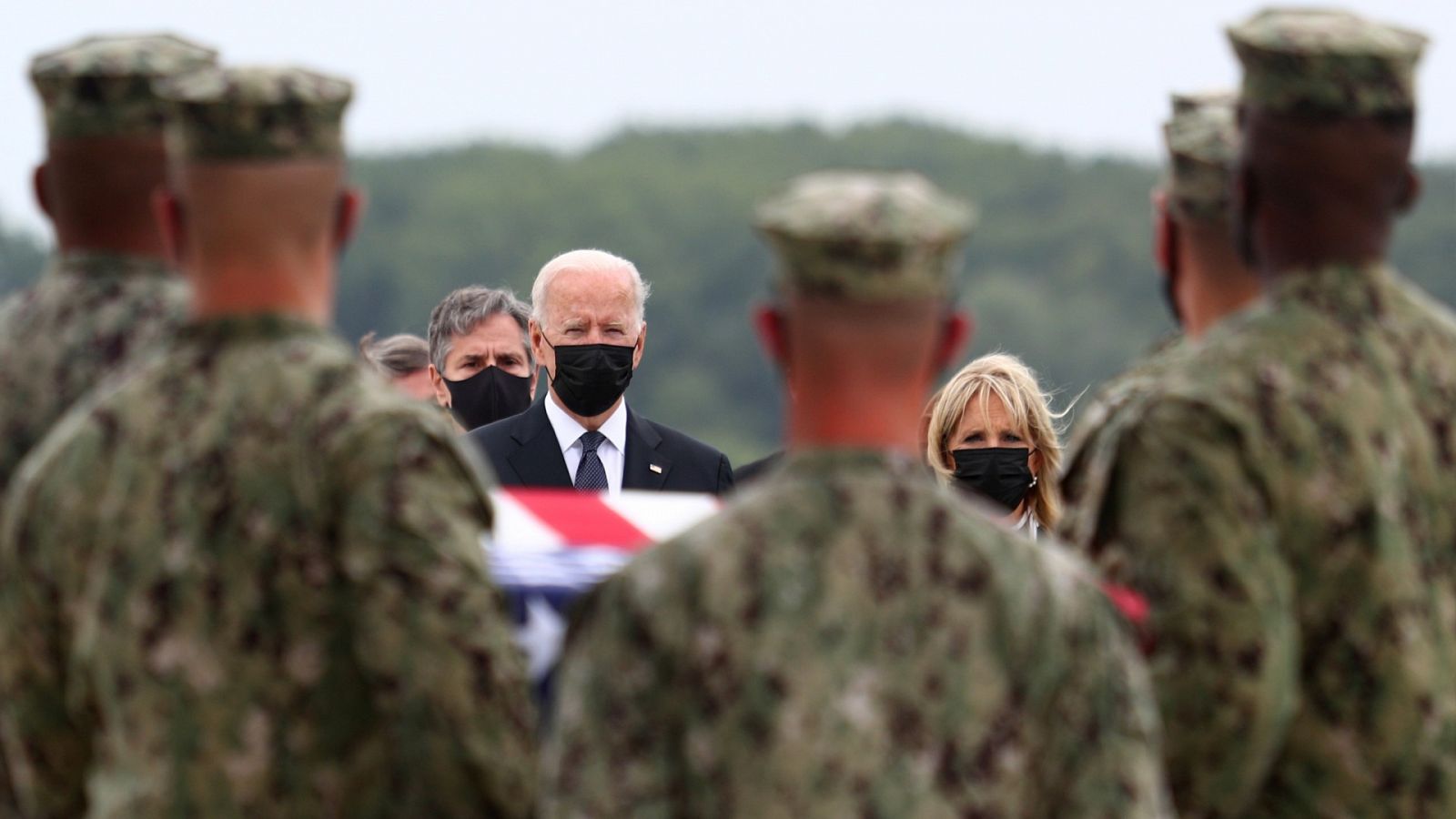 El presidente de EE.UU., Joe Biden, y la primera dama, Jill Biden, reciben los féretros de los 13 soldados muertos en Kabul