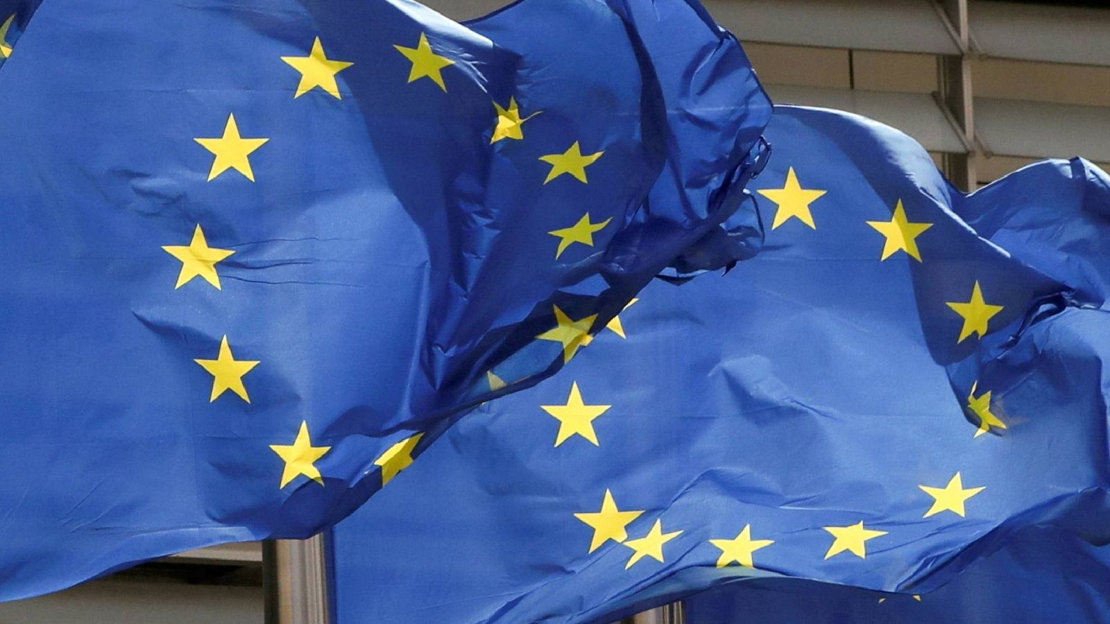 Banderas de la Unión Europea ondeando 