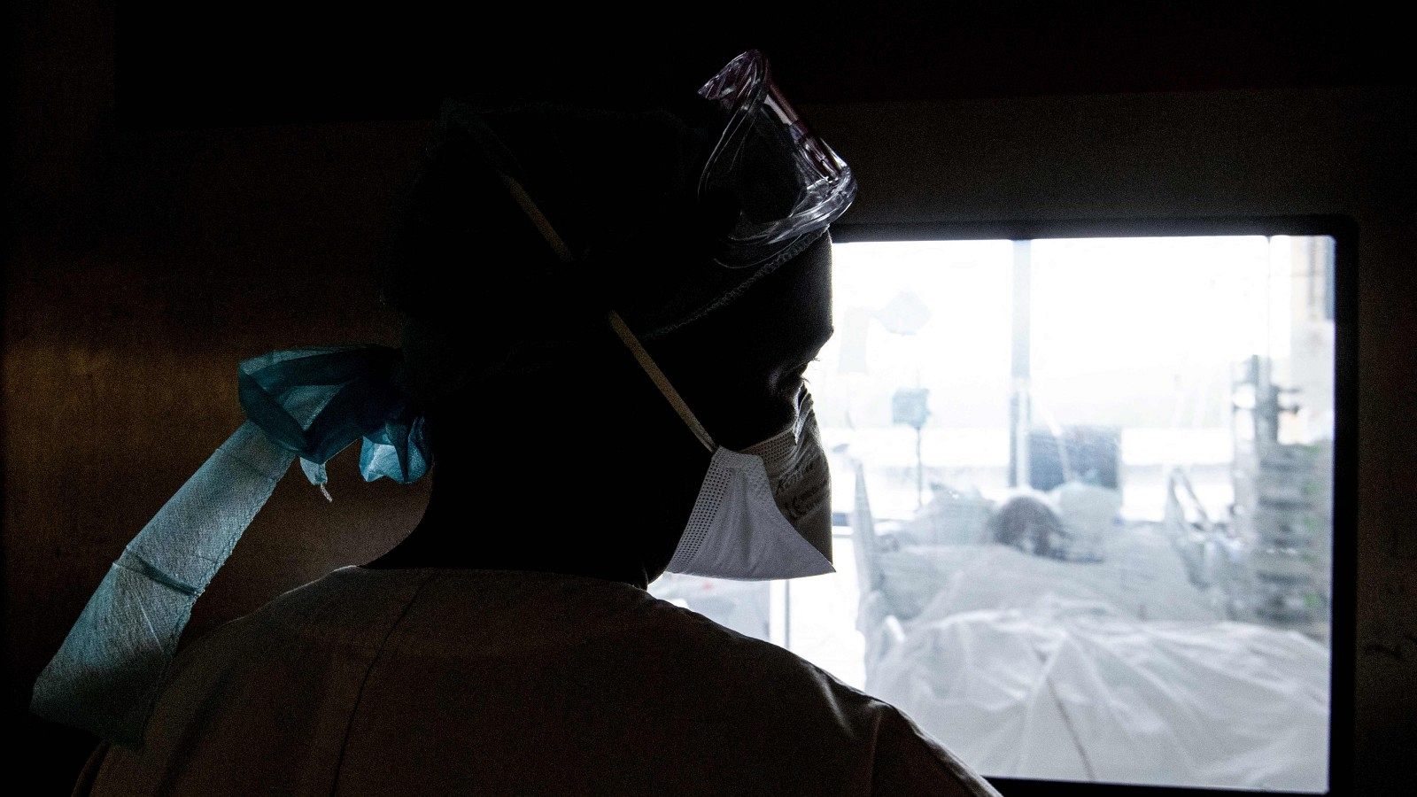 Un sanitario observa a un paciente COVID en la unidad de críticos de un hospital en Fort-de-France, la isla caribeña francesa de Martinica