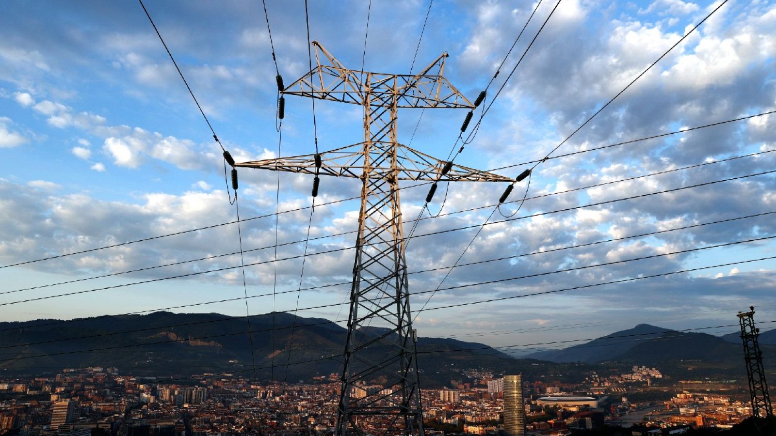 Una torre de transporte de energía perteneciente a red eléctrica, con la ciudad de Bilbao al fondo