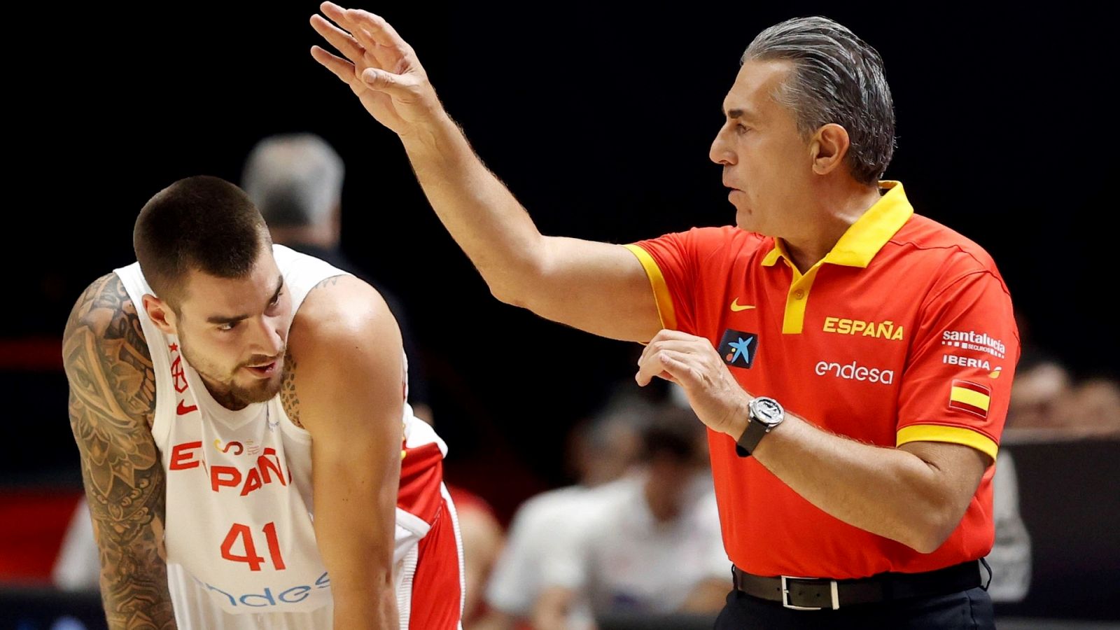 Sergio Scariolo da instrucciones a Juancho Hernangómez en un partido de la selección.