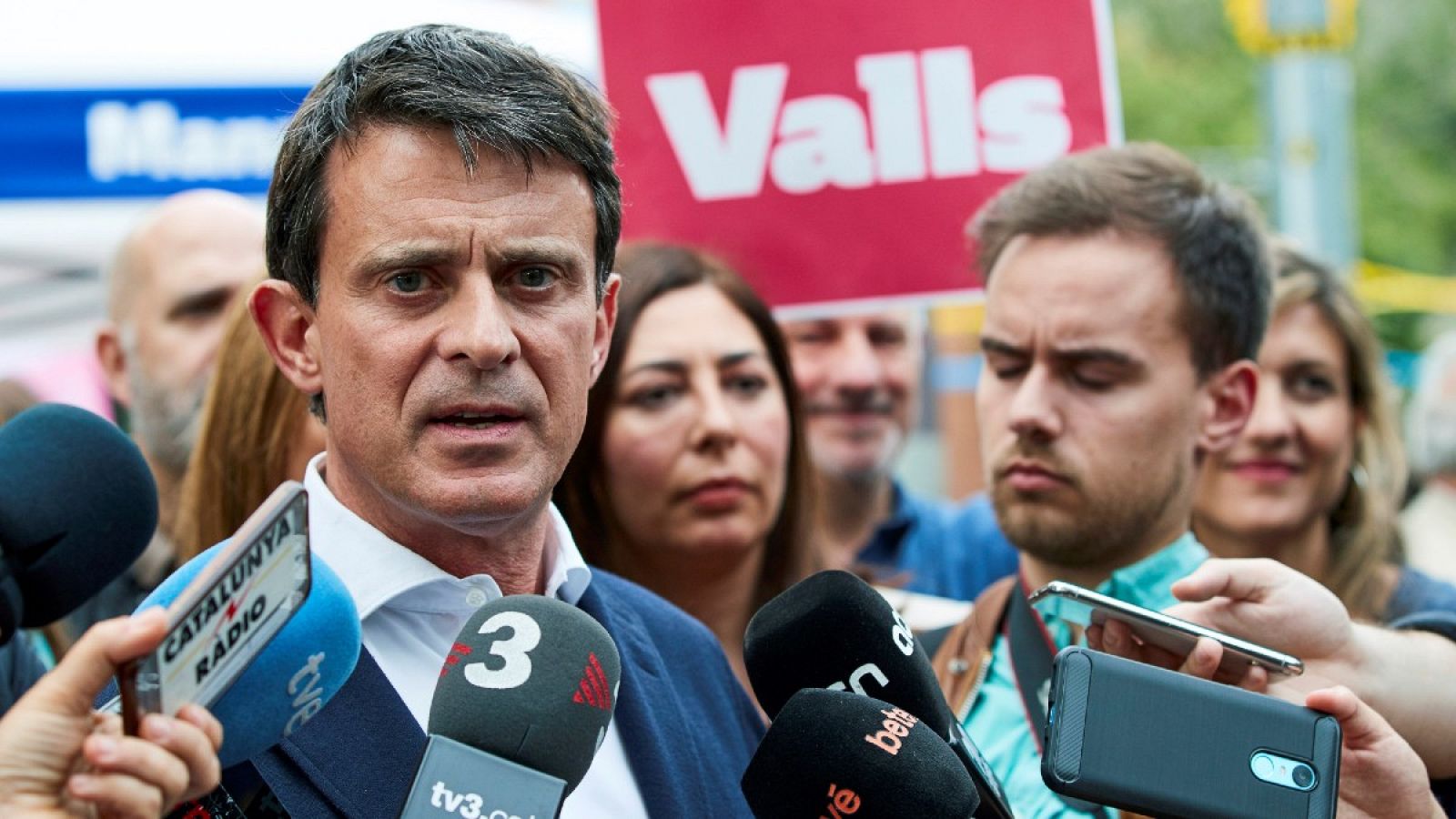 Manuel Valls durante un 'street meeting' previo a las elecciones a la alcaldía de Barcelona en 2019