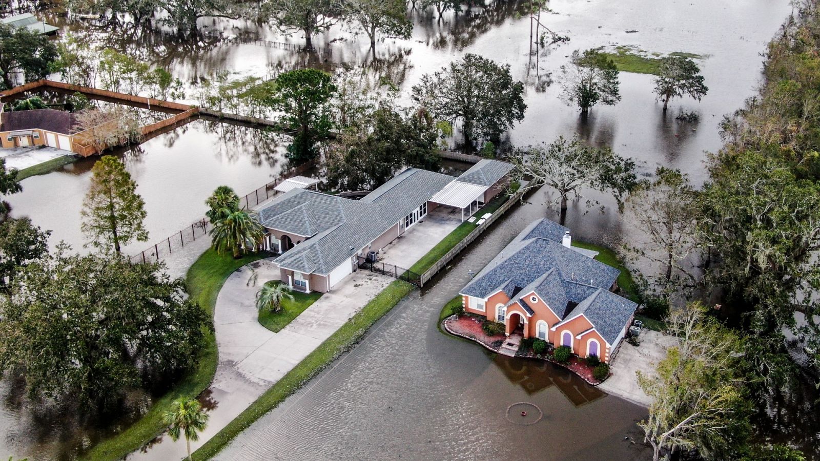 Fotografía aérea muestra los daños causados por el huracán Ida en Jean Lafitte, Luisiana
