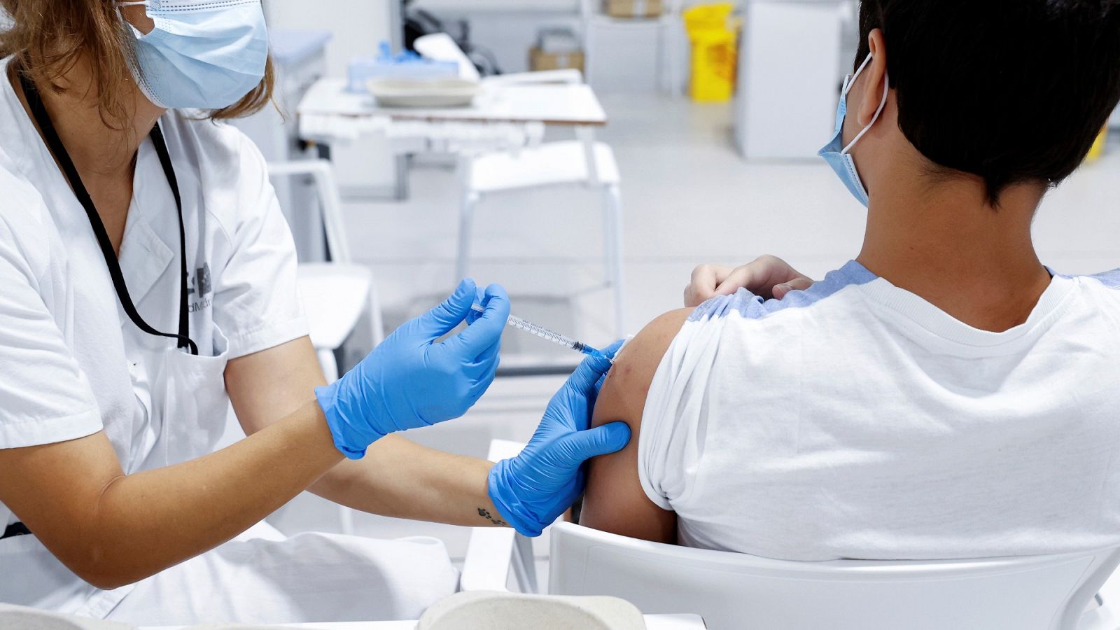 Un adolescente se vacuna contra la COVID-19 en el hospital Enfermera Isabel Zendal de Madrid