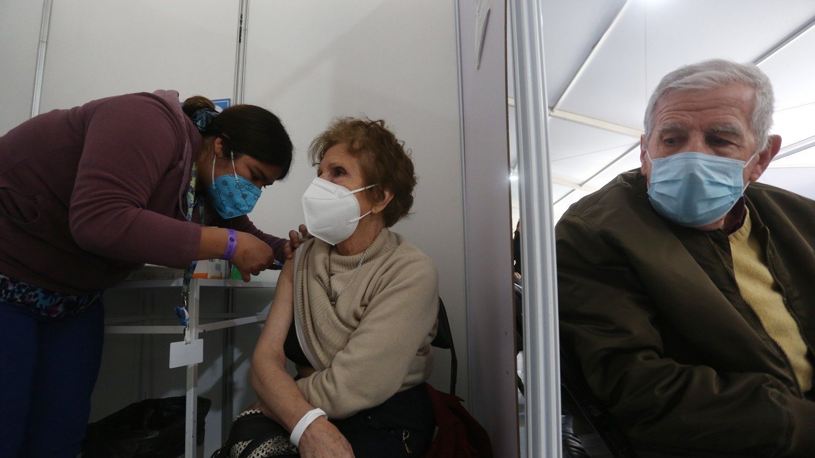 Una mujer recibe una dosis de la vacuna contra la COVID-19 en Santiago, Chile.