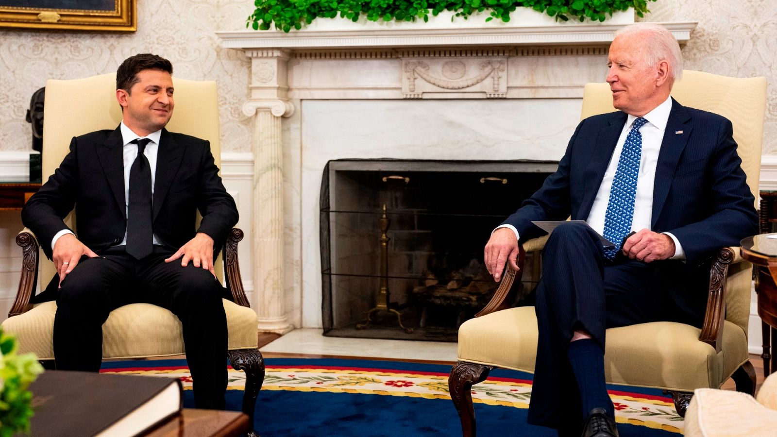 Joe Biden (d) junto al Presidente de Ucrania Volodymyr Zelenskyy (i) en el Despacho Oval