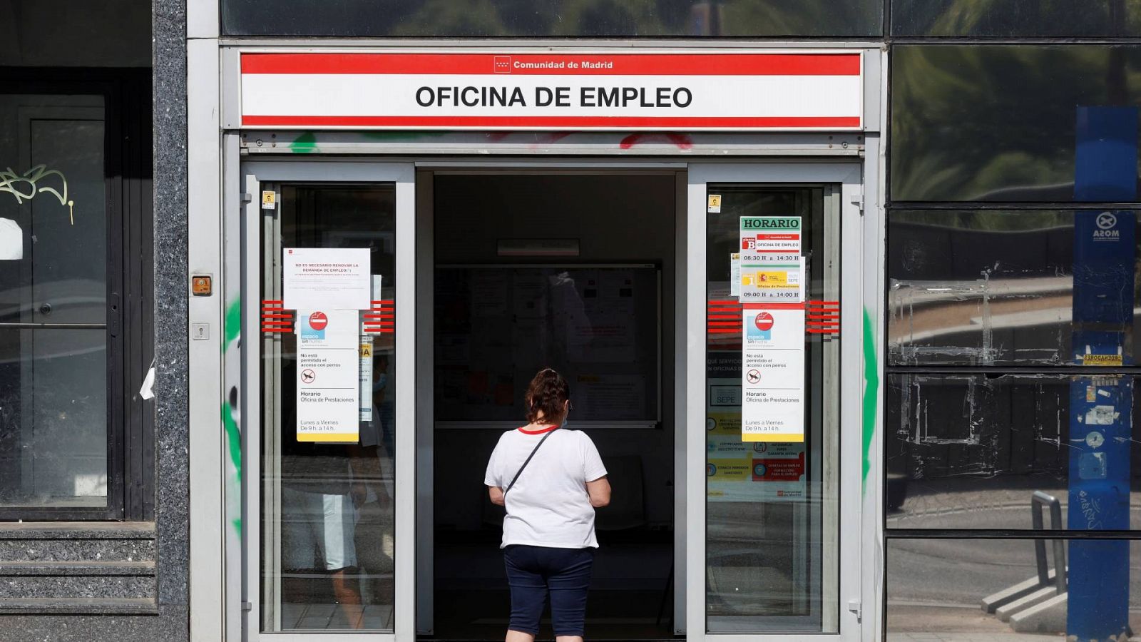 Una mujer aguarda a las puertas de una oficina de empleo en Madrid
