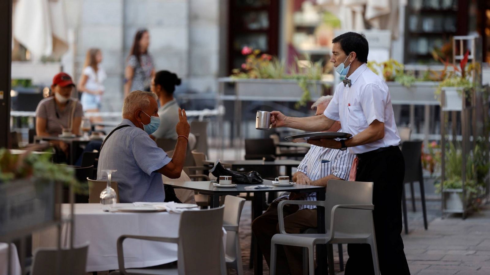 Un camarero trabaja en una cafetería del centro de Madrid