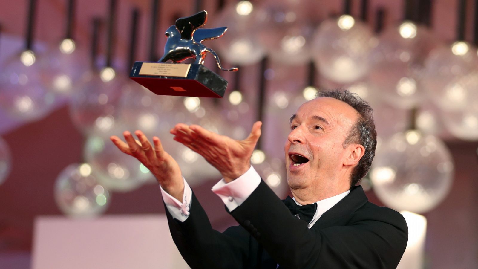 Roberto Benigni juega con el León de Oro de la Mostra de Venecia