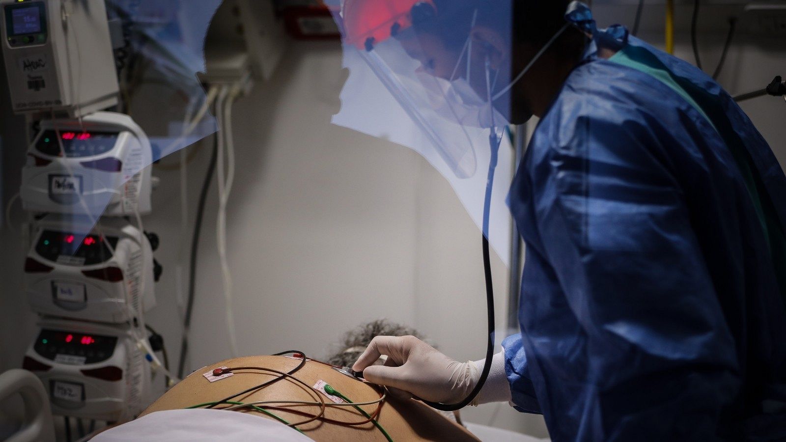 El personal médico y de enfermería trabaja en una Unidad de Cuidados Intensivos en el Hospital de la Provincia de Buenos Aires, Argentina