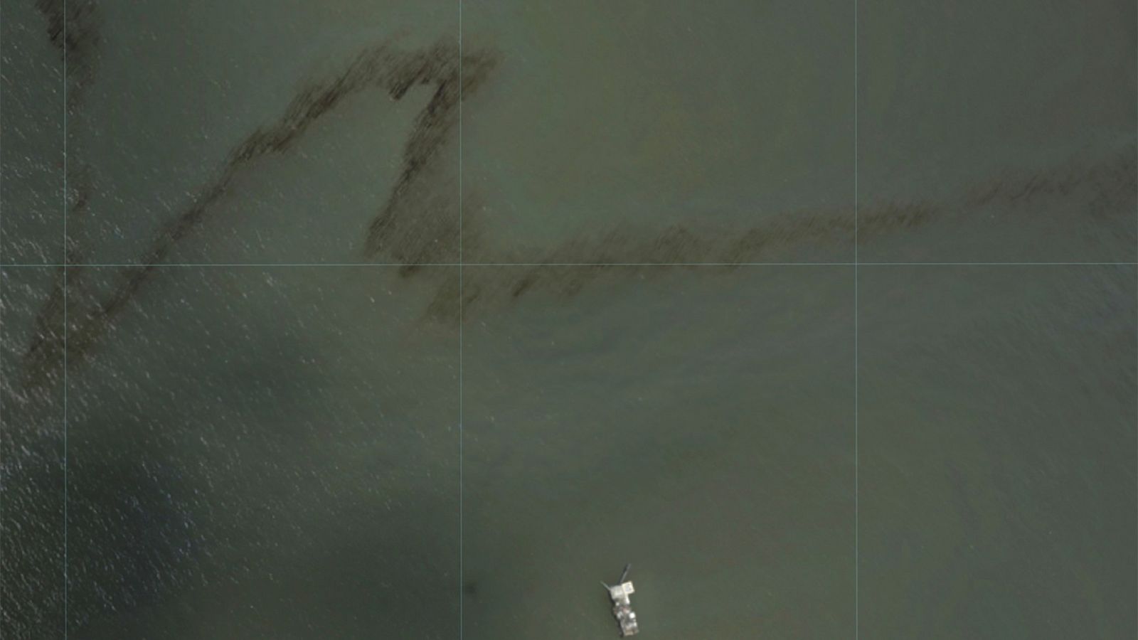 Una imagen aérea donde puede apreciarse el vertido de petróleo en el Golfo de México provocado tras el paso del huracán Ida.