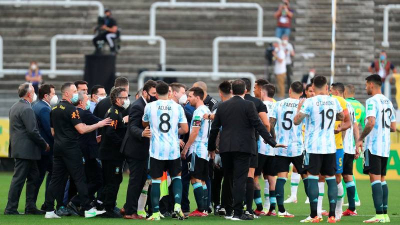 Jugadores de Argentina hablan con funcionarios de salud de Brasil