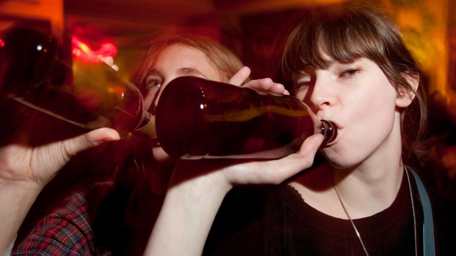 El consumo de alcohol en la adolescencia aumenta el riesgo de desarrollar cáncer de mama en etapas posteriores.