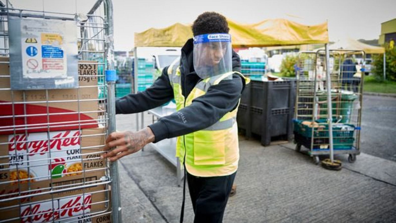 Marcus Rashford colabora en una de sus campañas de alimentos