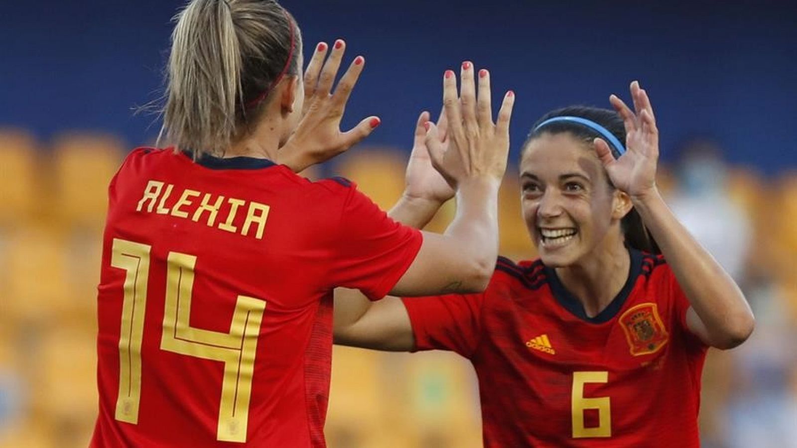 Alexia Putellas y Aitona Bonmatí celebran un gol con España.