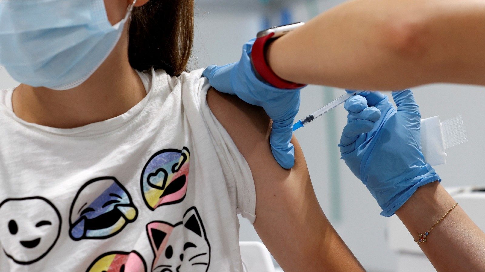 Una adolescente se vacuna contra la COVID-19 en el hospital Enfermera Isabel Zendal de Madrid