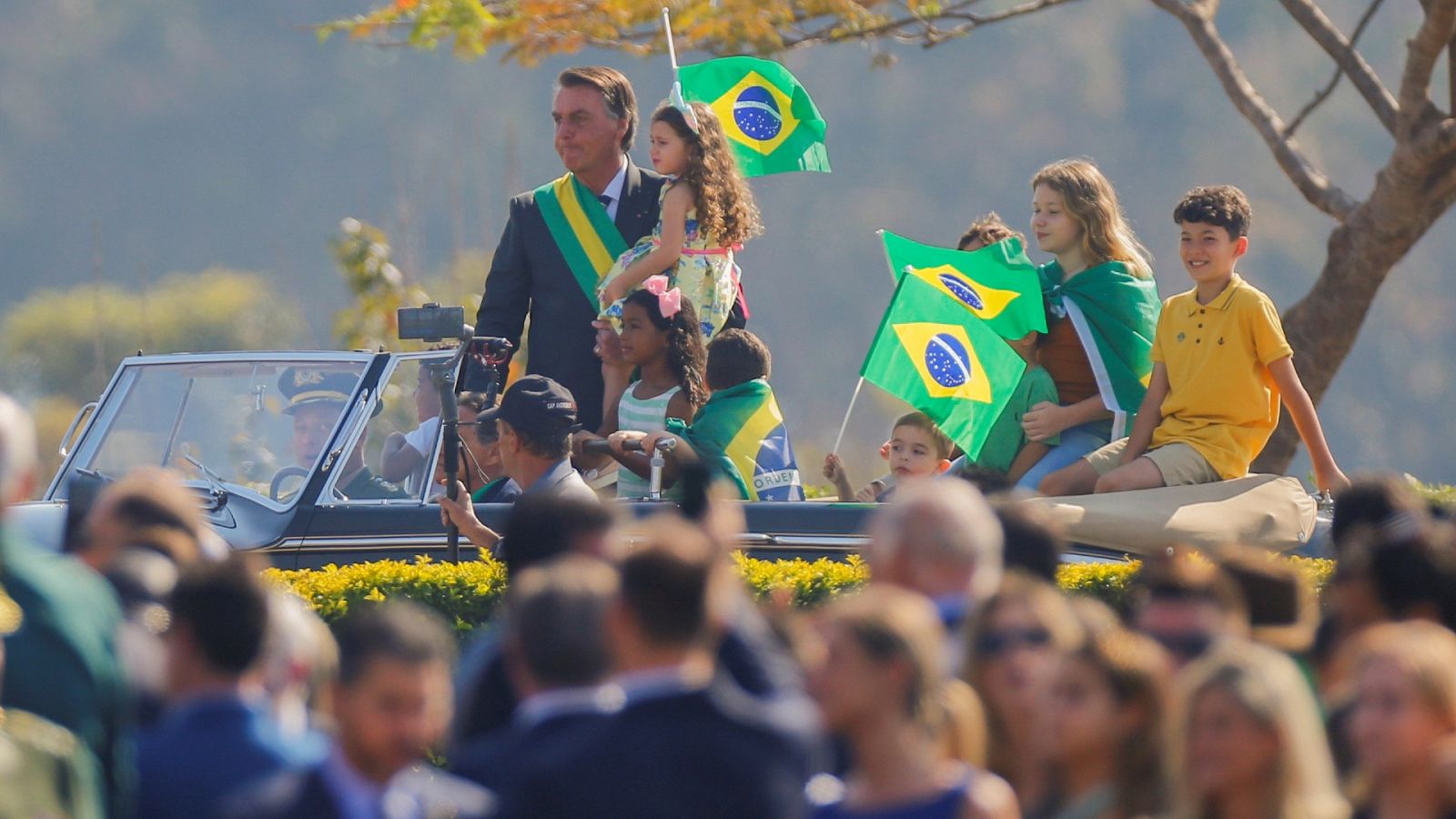 El presidente Jair Bolsonaro saluda a sus simpatizantes durante la celebración del Día de la Independencia