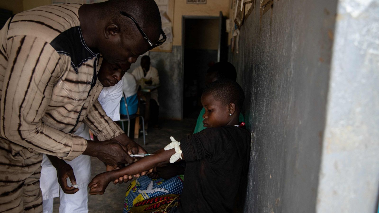 Imagen: una niña recibe una vacuna para curar la malaria en Burkina Faso