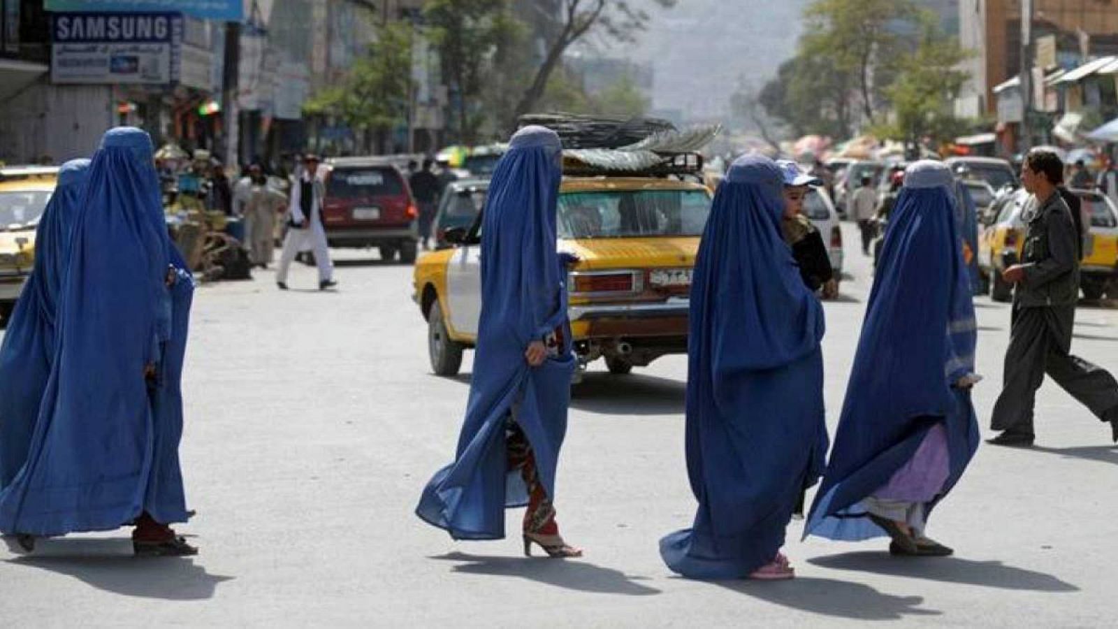 Mujeres afganas caminan por una calle en la capital, Kabul.