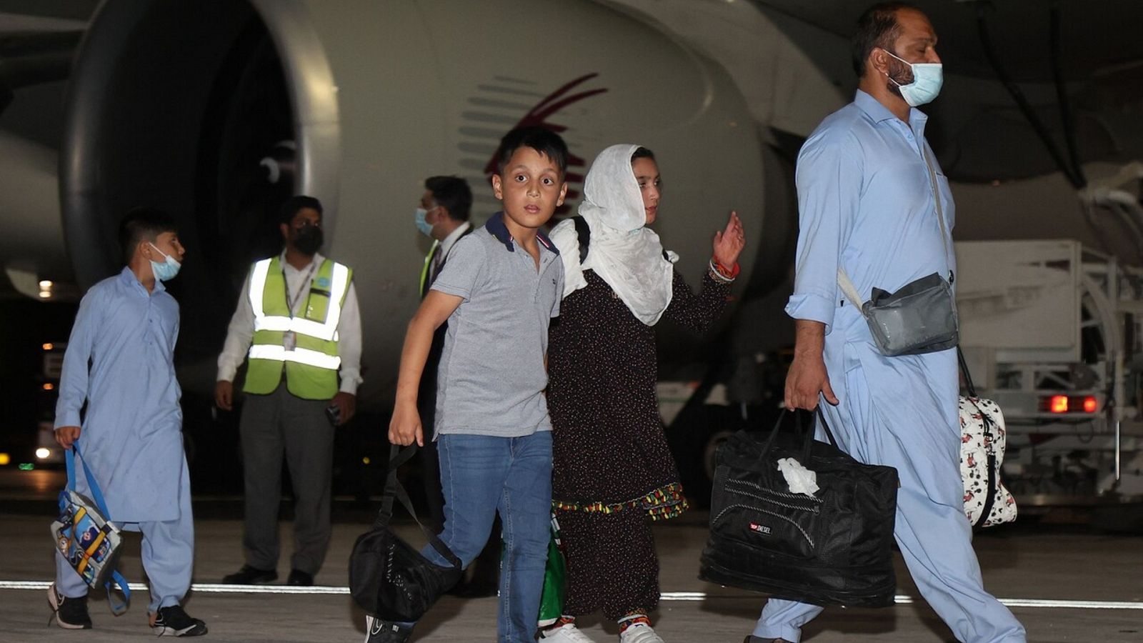 Refugiados de Afganistán llegan al aeropuerto de Doha, Catar, este jueves 9 de septiembre. KARIM JAAFAR / AFP