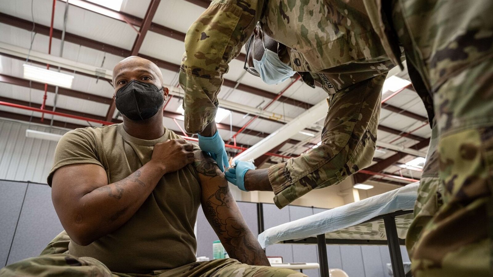 Vacunación de soldados de EE.UU. en Fort Knox, Kentucky. Jon Cherry/Getty Images/AFP