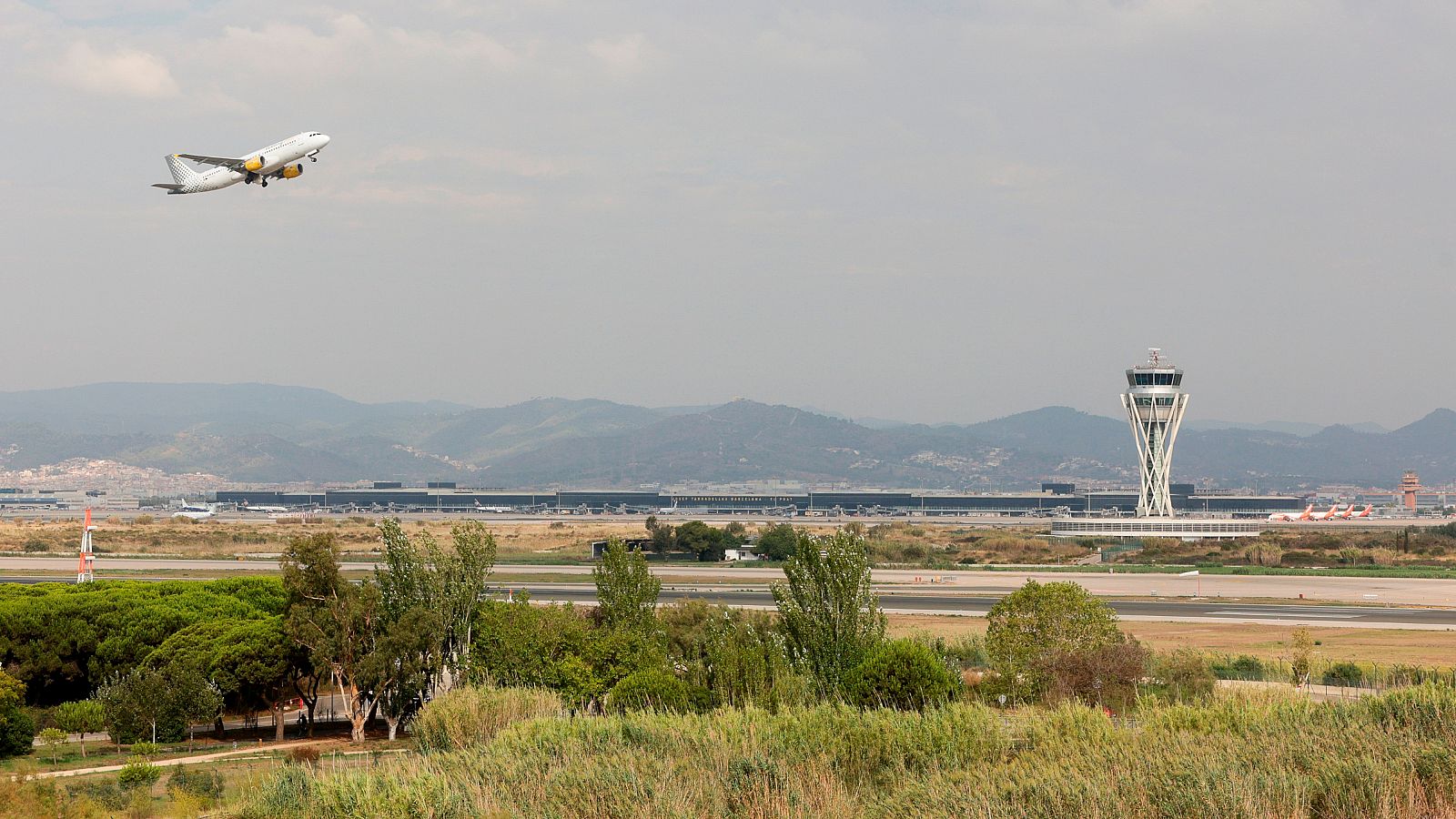 Un avión despega del aeropuerto de Barcelona.