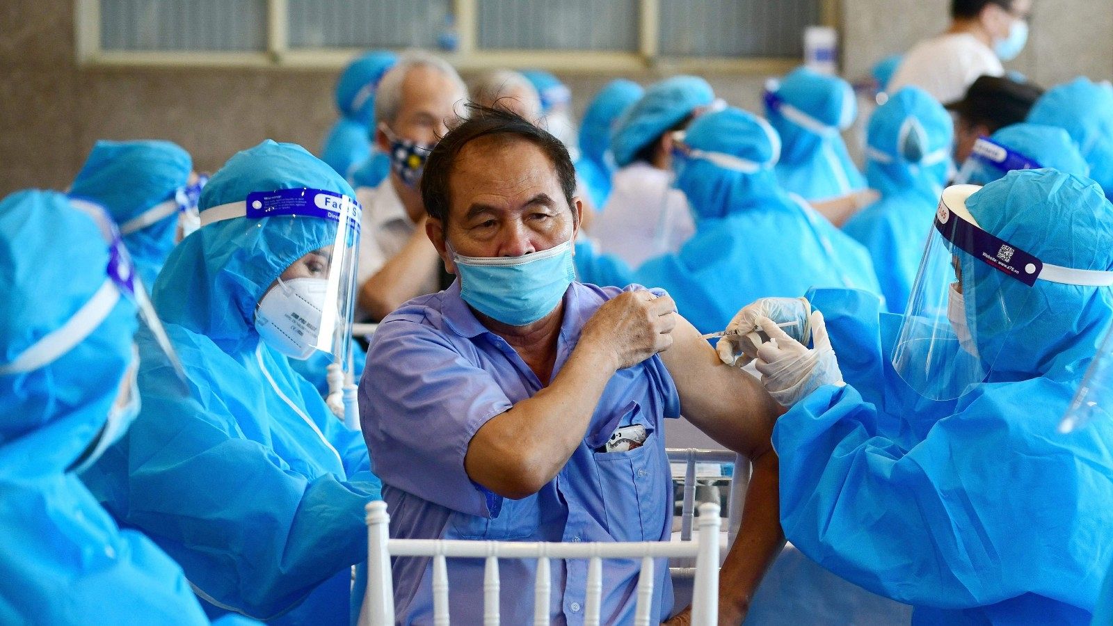 Un hombre recibe la vacuna contra el coronavirus de AstraZeneca en Hanoi
