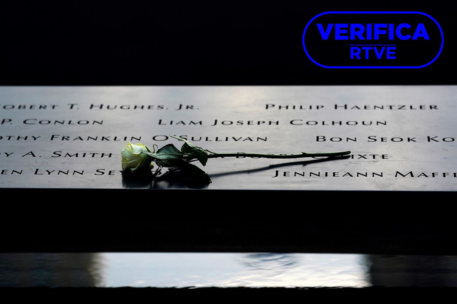 Una rosa sobre la placa con los nombres de las víctimas del 11-S en Nueva York con el sello azul de VerificaRTVE