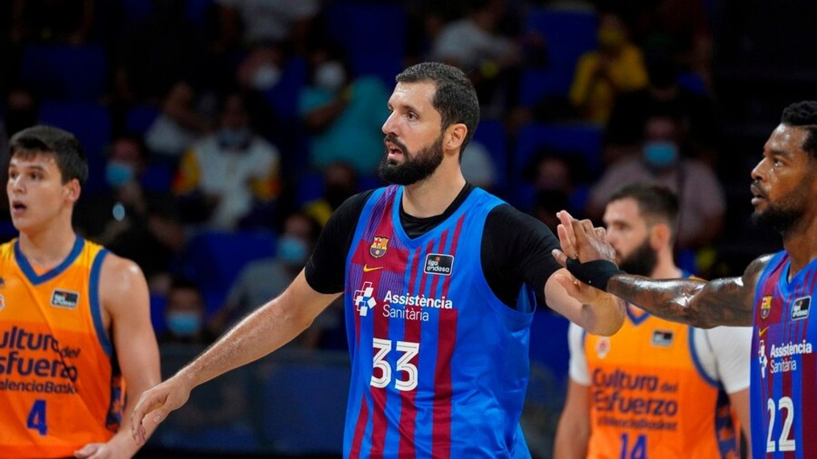 Nicola Mirotic durante las semifinales de la Supercopa entre FC Barcelona y Valencia Basket.