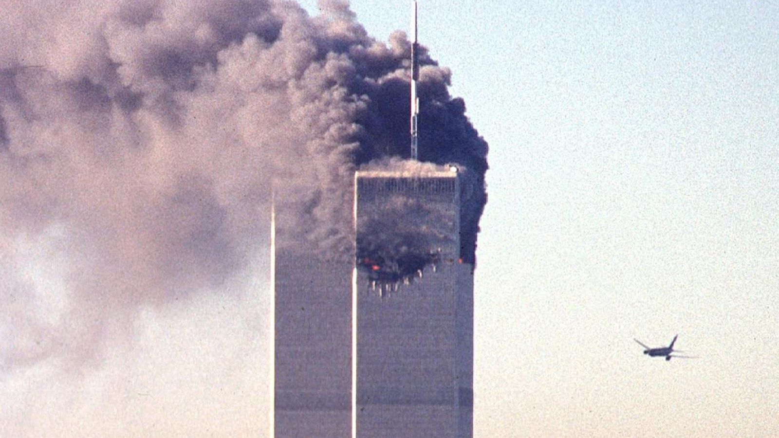 Imagen de archivo del 1 de septiembre de 2001 del avión (vuelo 175) de United Airlines aproximándose a la Torre Sur del World Trade Center, Nueva York.
