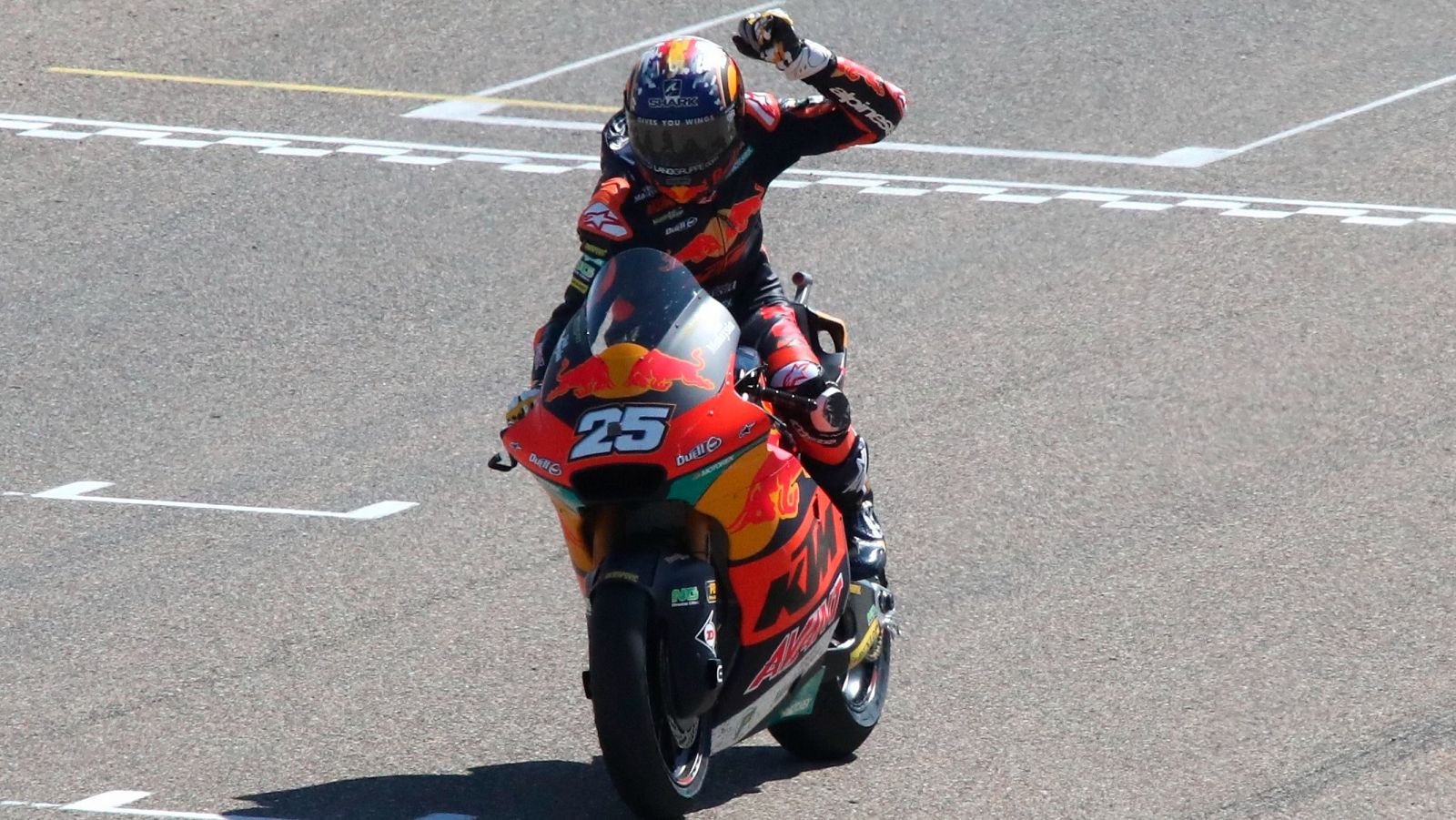 El piloto español Raúl Fernández (Kalex) se adjudica la victoria en la carrera de Moto2 del Gran Premio de Aragón.