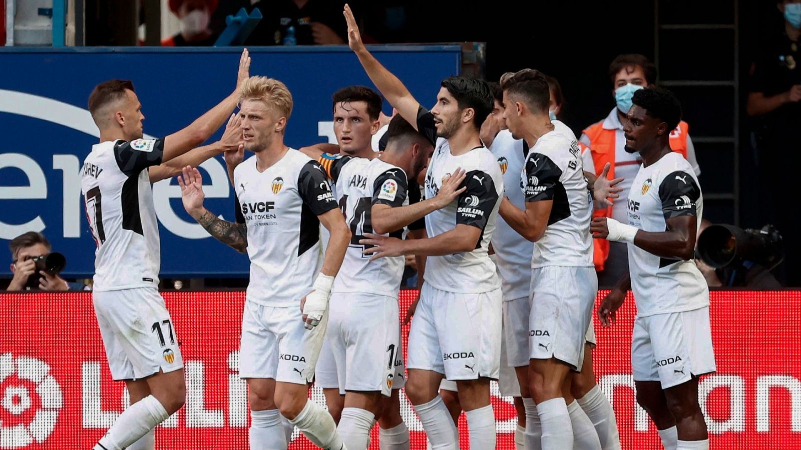 Maxi Gómez celebra con sus compañeros el gol conseguido ante Osasuna.